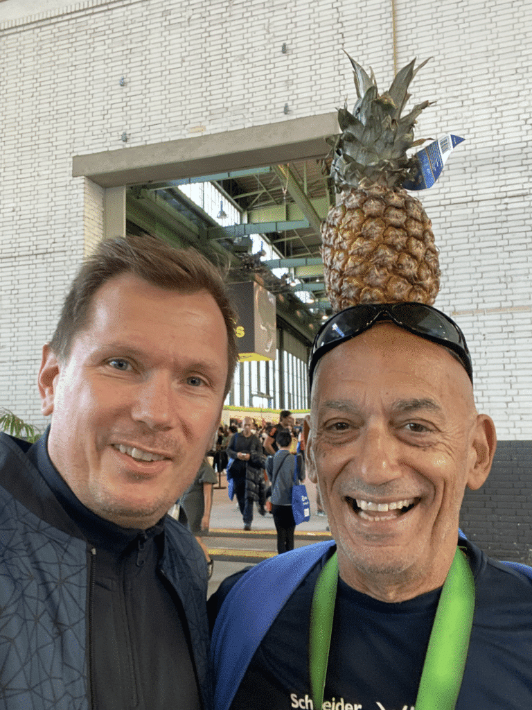 Jubeln im Jubilee-Club. Das lief im September 2022. 9 pineapple runner berlin marathon laeufer ananas moshe lederfien