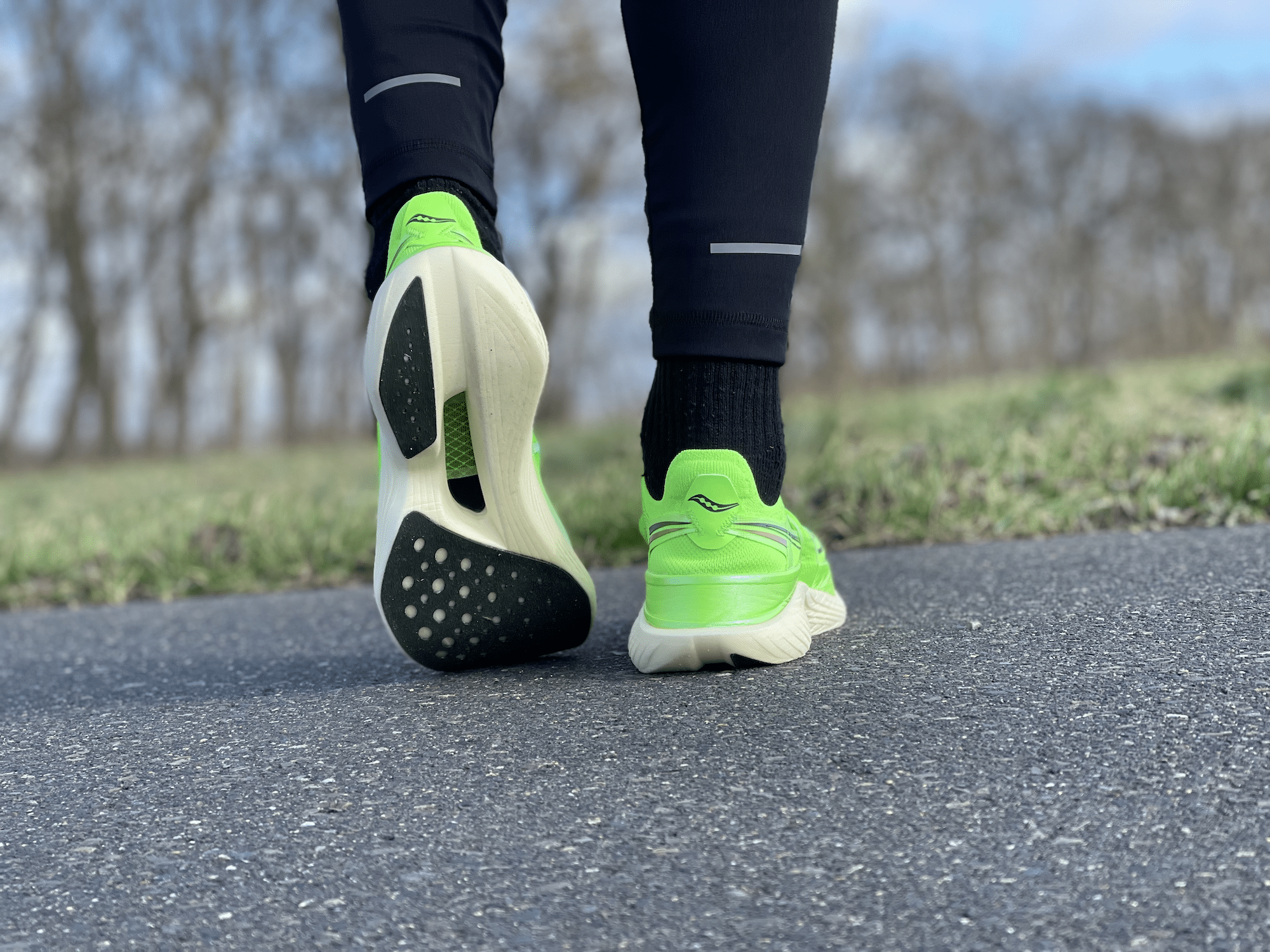 Saucony Endorphin Elite Test: Erfahrungen mit dem neuen Carbon-Racer ...