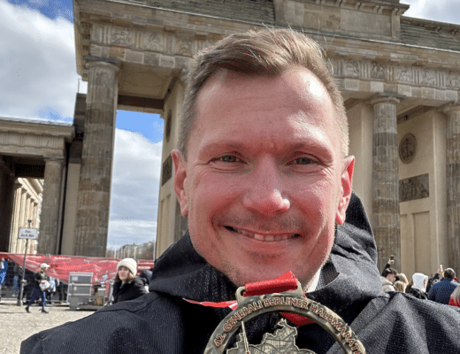 berliner halbmarathon 2023 daniel laufblog laufblogger influencer medaille medal brandenburger tor gate 2023