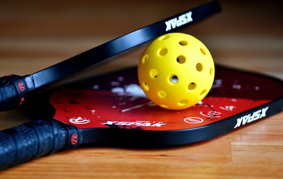 Pickleball So sind die Spielregeln und so findest Du einen Pickleball