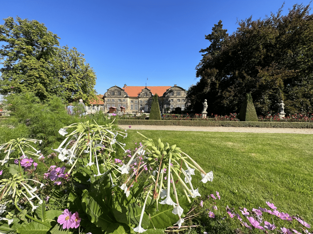 Urlaub im Harz? Sehenswürdigkeiten mal ganz neu erleben mit Escape Games, Segway, Buggy Tour & Geocaching 16 barocke schlossgaerten blankenburg kleines schloss 2