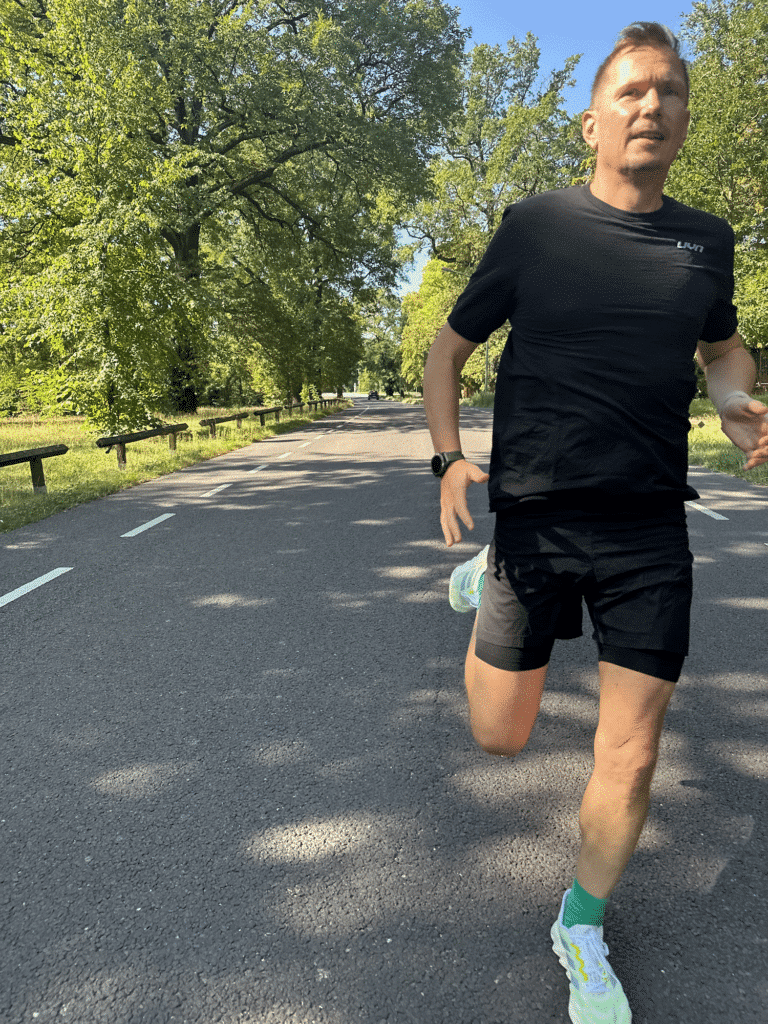 UYN Test: Erfahrungen mit Laufshirt & Short von UYN 2 uyn laufbekleidung exceleration 2 in 1 performance shorts airstream shirt test erfahrungen testbericht laufblog laufblogger 3