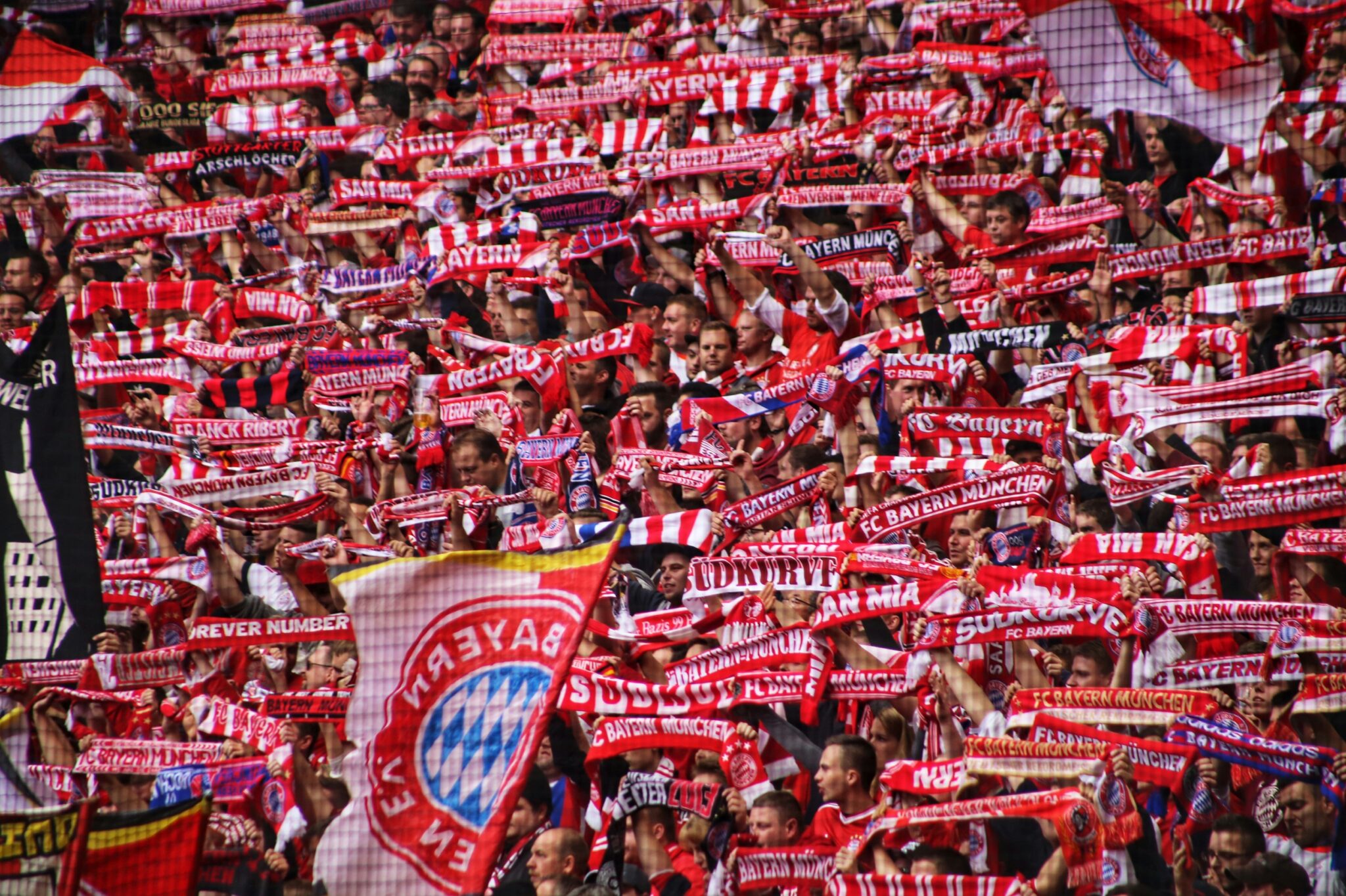 Der ersatzgeschwächte FC Bayern München nähert sich der Bundesliga-Spitze 2 fc bayern muenchen fans fanblock fancurve stadion allianz arena scaled