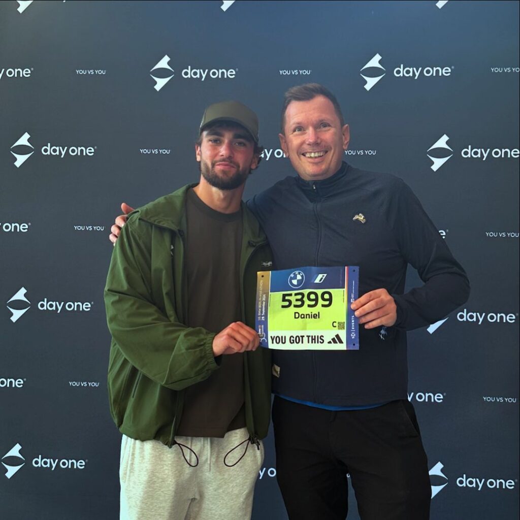 Die 10 größten & besten Sport und Fitness Influencer in Deutschland 4 Arda Saatci Day one Berlin marathon 2024 pop up store daniel laufblogger lauf influencer youtuber
