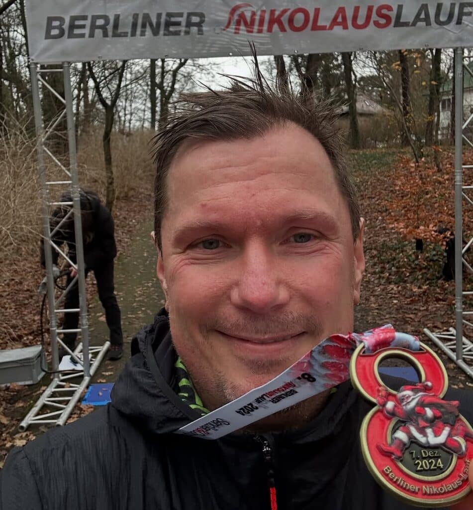 Nikolauslauf Berlin - Strecken, Erlebnisse und Ergebnisse vom Berliner Nikolauslauf 6 ziel medaille berliner nikolauslauf daniel laufblogger