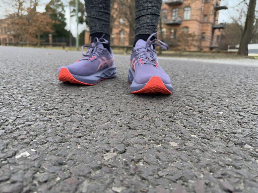 ASICS Novablast 5 Test - Allrounder Laufschuhe mit mehr Dynamik 16 Asics novablast 5 Test Testbericht Erfahrungen Erfahrungsbericht Bewertung Testurteil Laufblog 1 vorne