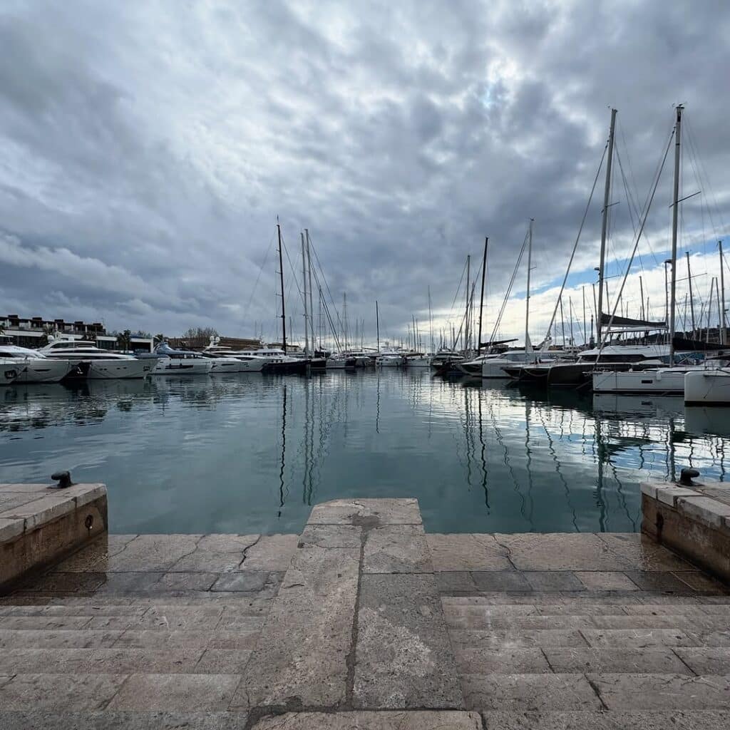 Ab wie viel kg ist man ein Fliegengewicht? Das lief im März 2025. 5 palma de mallorca hafen boote yachten wolken reiseblogger