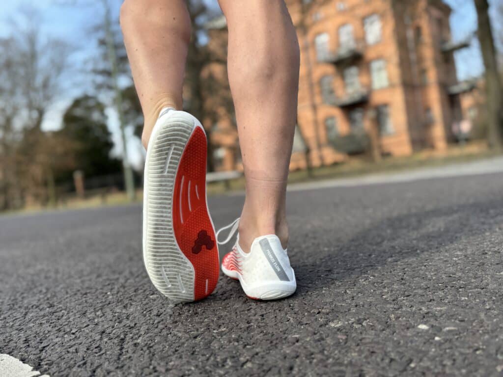 Vivobarefoot Primus Flow Test – nachhaltiges Leichtgewicht mit großer Performance 3 vivobarfeboot primus flow laufschuhe test laufblogger lauf influencer sohle