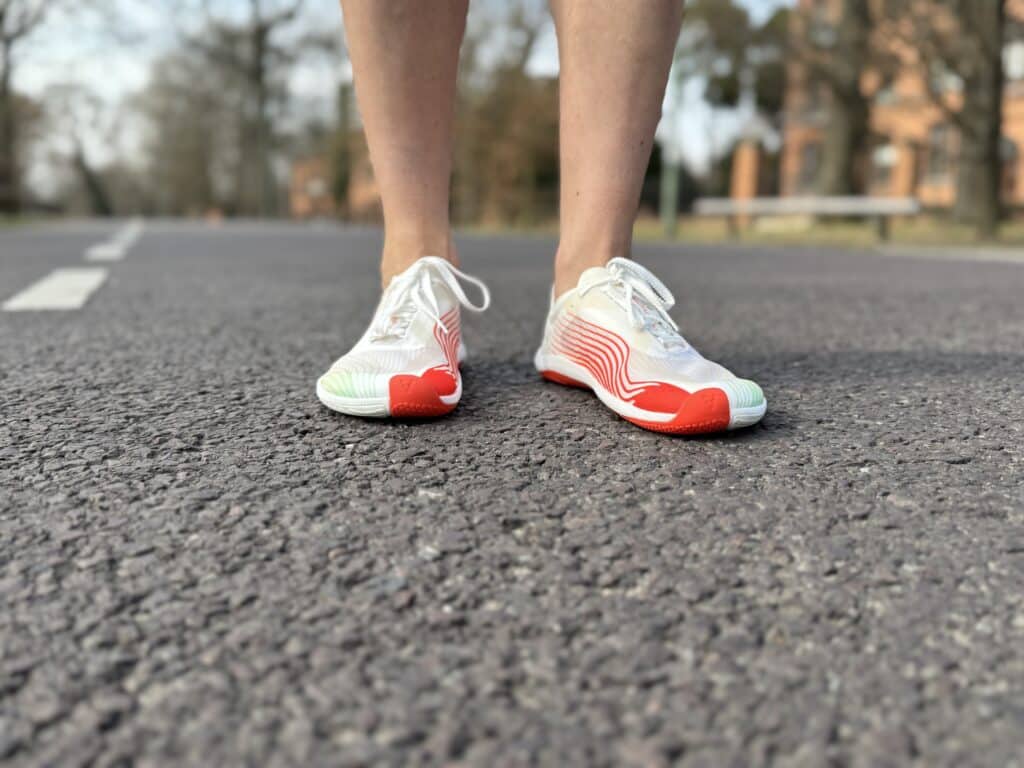 Vivobarefoot Primus Flow Test – nachhaltiges Leichtgewicht mit großer Performance 29 vivobarfeboot primus flow laufschuhe test laufblogger lauf influencer vorne