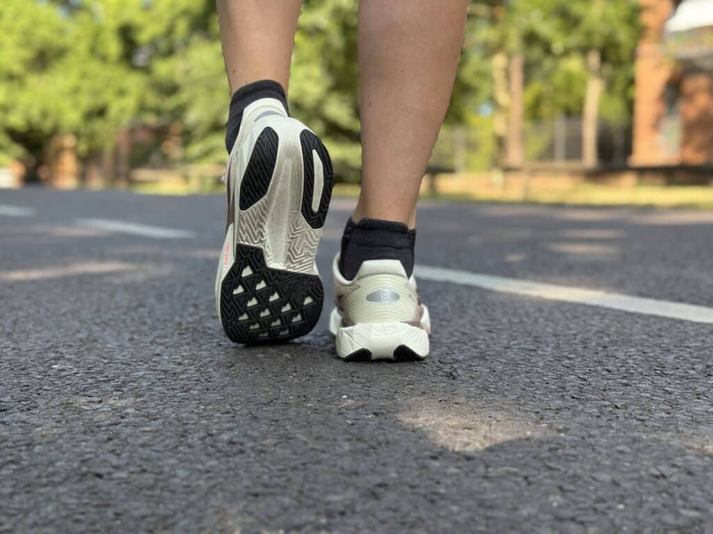 New Balance FuelCell Rebel v5 Test - Wie gut sind die neuen Schuhe und für wen sind sie optimal geeignet? 7 new balance fuelcell rebel v5 schuhe herren test erfahrungen testbericht erfahrungsbericht hinten