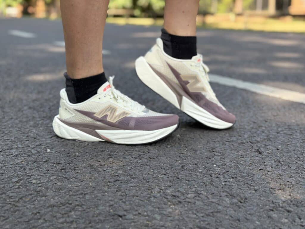 New Balance FuelCell Rebel v5 Test - Wie gut sind die neuen Schuhe und für wen sind sie optimal geeignet? 6 new balance fuelcell rebel v5 schuhe herren test erfahrungen testbericht erfahrungsbericht seitenansicht