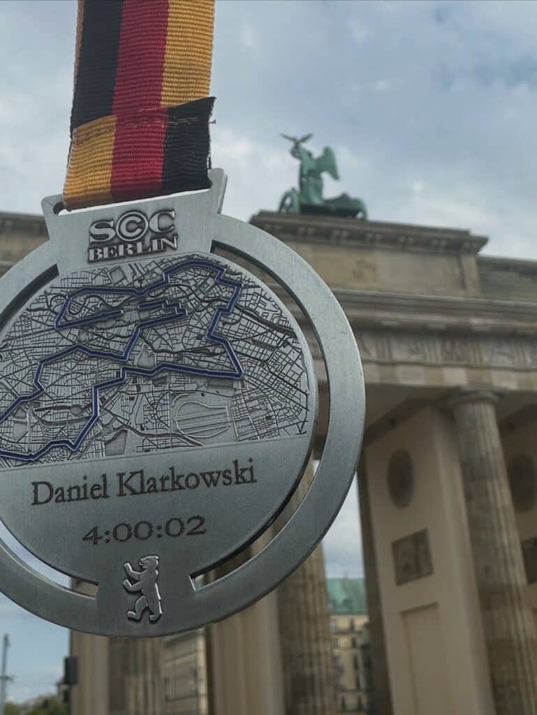 berlin marathon 2025 laufblogger lauf influencer medaille brandenburger tor