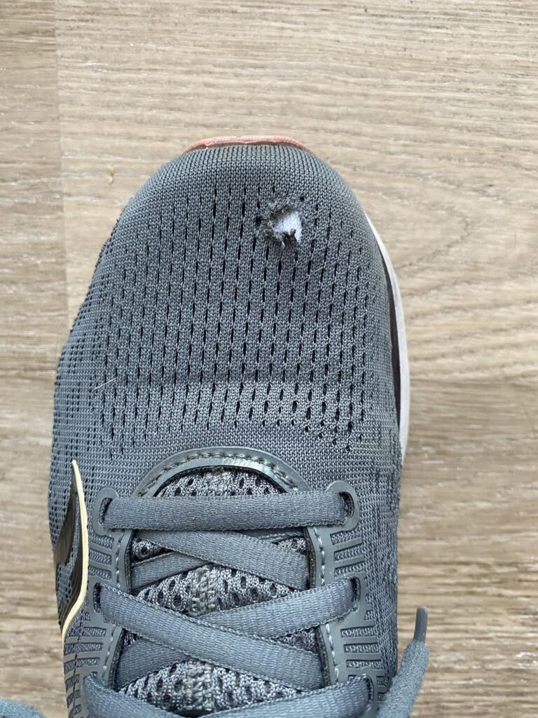 laufschuhe loch obermaterial reparieren zehenloch zehen mesh