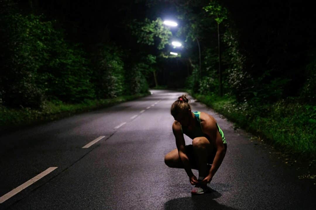 women who run in the dark frauen im dunkeln laufen als frau joggen