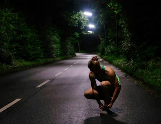 women who run in the dark frauen im dunkeln laufen als frau joggen