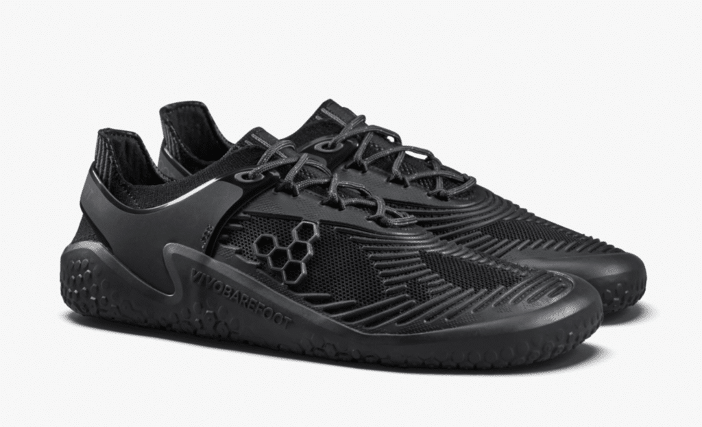 Starke Füße, starkes Training: Warum Standfestigkeit und Barfußschuhe dein nächstes Fitness-Upgrade sind 4 Motus Strength II Vivobarefoot fitness crossfit hyrox athx barfussschuhe seite