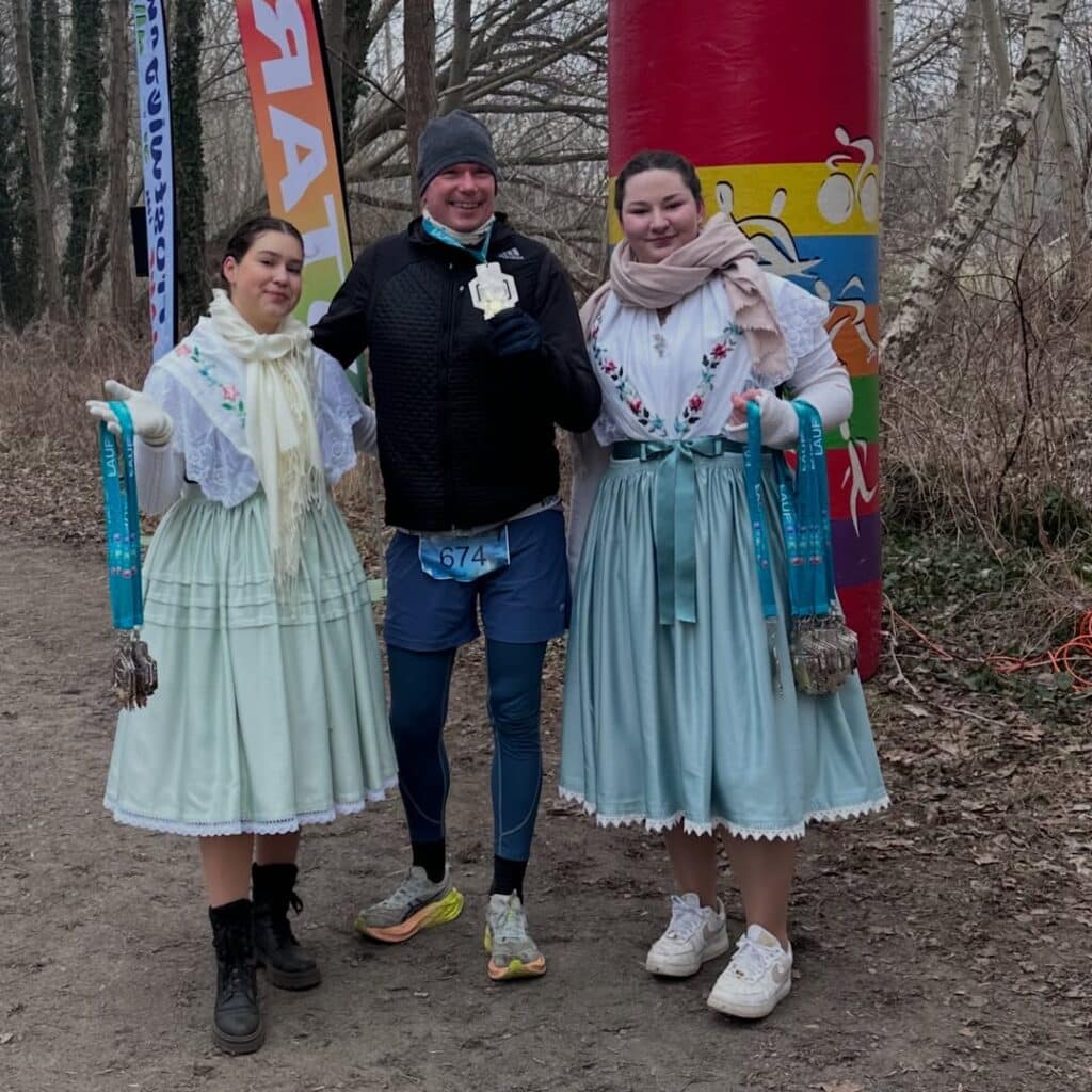 Wie ein Bum-, Bum-, Bum-, Bum-, Bumerang! Das lief im Januar 2026. 5 frostwiesenlauf 2026 ziel trachten zieleinlauf sportblogger laufinfluencer