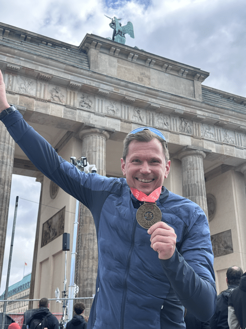 berliner halbmarathon berlin 2026 medaille ziel brandenburger tor laufblogger daniel 2