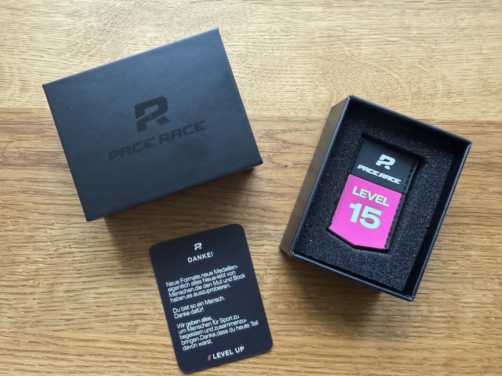 pace race berlin medaille padge urkunde