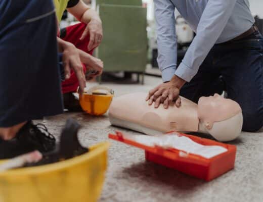 Defibrillator im Sportumfeld: So bist du bei Notfällen wirklich vorbereitet 5 Defibrillator beim sport fitness