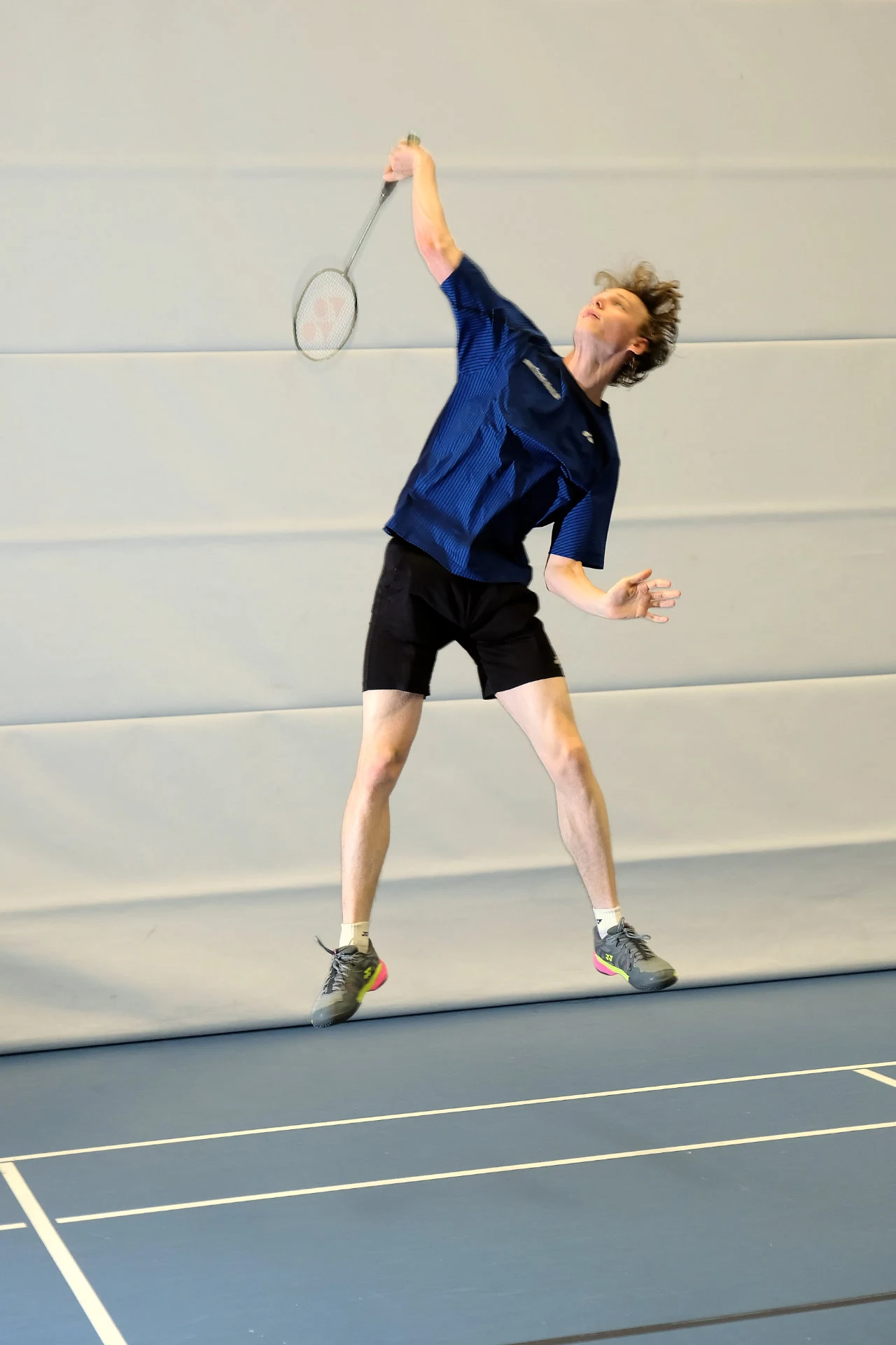 Yonex oder VICTOR: Welcher Badmintonschläger passt zu welchem Spielertyp? 3 02 yonex astrox power hallentest 1