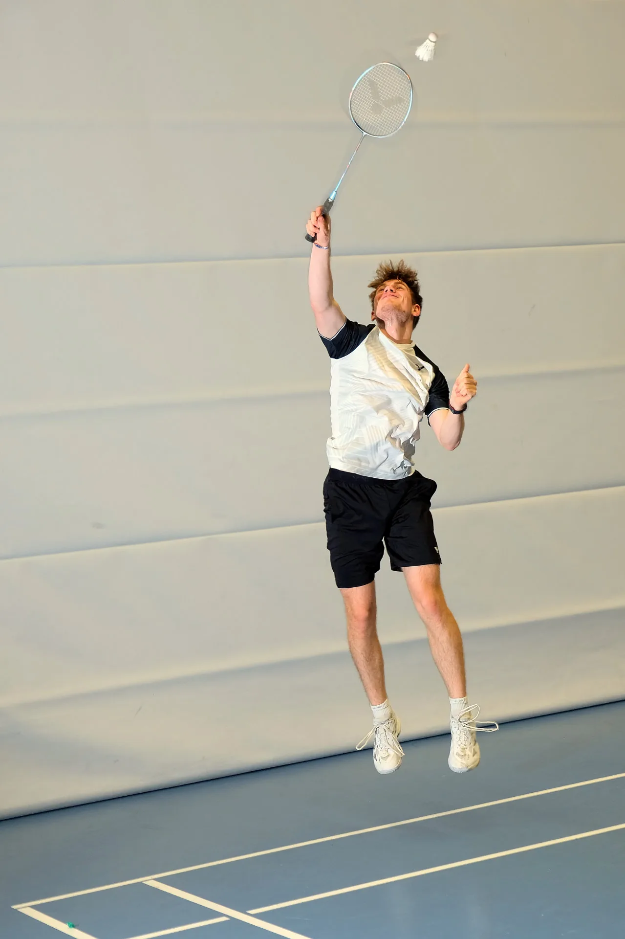 Yonex oder VICTOR: Welcher Badmintonschläger passt zu welchem Spielertyp? 4 03 victor thruster power hallentest 1